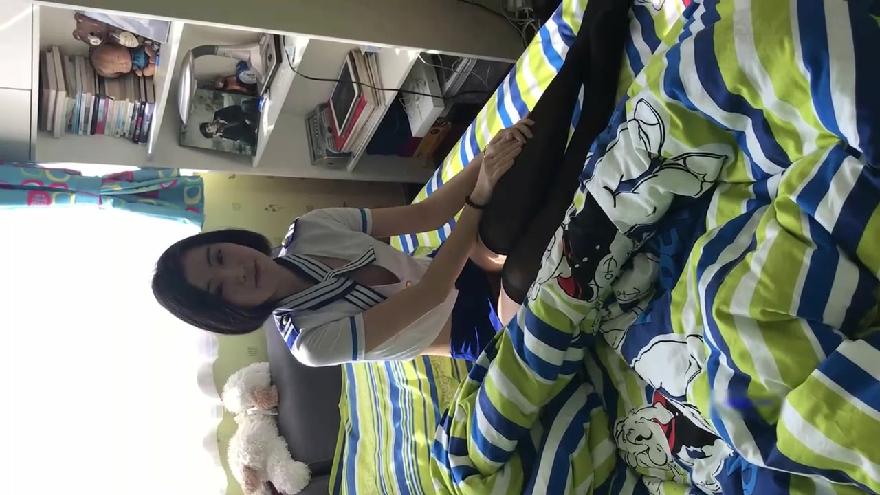 学院派女神级气质短发美女背着闺蜜出租屋穿着性感情趣服勾引他男友,这姿色就算不勾引有机会男的也会干她!