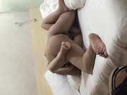 【精品推薦】混社會的紋身哥最近勾搭認識了個剛滿16歲不願讀書的粉嫩妹子帶入酒店啪啪 1080P高清原版