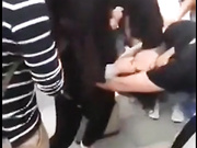 悍妇当街暴打偷手机无内女贼 众人围观看逼逼