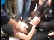 悍妇当街暴打偷手机无内女贼 众人围观看逼逼