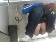 棍哥办公楼WC雅拍女白领-初露锋芒120妹子边尿边玩手机