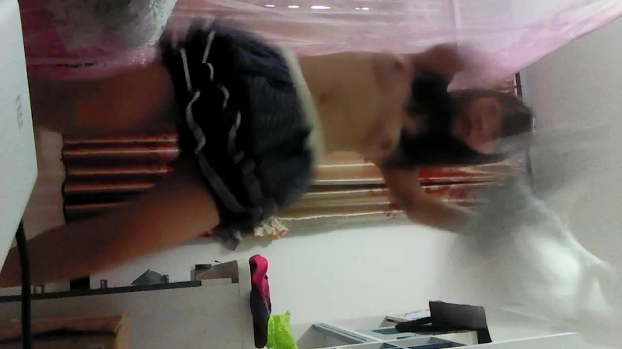 艺校里很有人气的跳脱衣舞狂人妹子自家闺房再跳一首嗨曲 这小腰小屁股给你摇的真专业