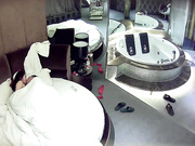 情趣酒店水滴摄像头偷拍秃顶中年男和情人啪啪没控制住内射了被脚踹对白清晰