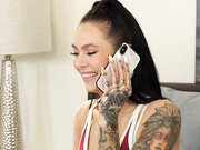 黑发高挑牛仔短裤古铜色女孩色情表演光头男进来舔逼插穴