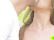 黑发维罗妮卡在户外轮胎吊篮上被小伙子狂插