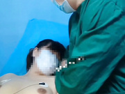 地下妇科诊所拍摄大阴唇打工妹貌似阴道发炎做内窥检查男医生的手搁人奶子上抚慰