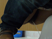 韩国LG电子公司写字女厕偷拍OL白领尿尿