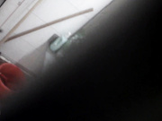 晚上城中村近距离偷窥合租房姐妹洗澡哈哈眼镜妹子估计视力不好面对面都没有被发现