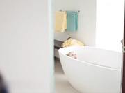 Julie Kay  甜心-娇小的斯佳丽被朱莉·凯吃了屁股