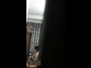 出租公寓房拍攝到的漂亮打工妹沐浴更衣 雪白肌膚堅挺美乳看得讓人欲火焚身～720P高清