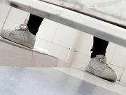 国内厕拍大神潜入某高校女厕沟厕偷拍学生美眉嘘嘘有几个妹子长得不错