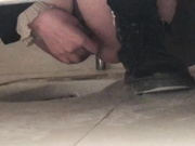 公司厕所偷拍骚逼自慰