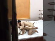 獨家推薦 火車站旁經濟小旅店大膽服務員爬窗拍攝貌似很久未見的偷情男女激情啪啪 電話響了都不接 真會享受啊～720P高清