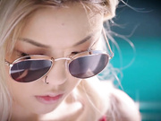 娇小女孩樱桃小嘴含着超大粗黑鸡巴操进鲍鱼