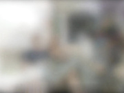 在比赛中，间谍偷偷摸摸的继母妹妹抓住了继母兄弟的大弟弟