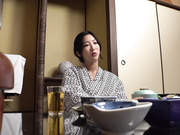 [DANDY-798] 内緒でエグいサービスしてくれたメンズエステ嬢を温泉旅行に誘って生ハメしたら何度も求めるヤリマンだったVOL.3 - 3of5