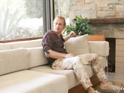 性爱冲白嫩女郎湿润下体双插进粗大鸡巴