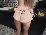 亚历克斯·高斯无法抗拒他女朋友索拉佐拉（SolaZola）的性感舞蹈和身体，所以他在她嘴里咕噜咕噜