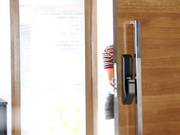 FamilyStrokes MILF看着她的大奶子继女被继父性交