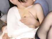 素颜妹子给男友口交含屌岔开腿白虎穴揉奶