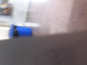 不但偷拍妹子上厕所，偷拍完还上去搭讪