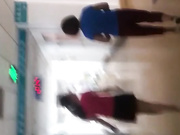 不但偷拍妹子上厕所，偷拍完还上去搭讪