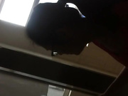 不但偷拍妹子上厕所，偷拍完还上去搭讪