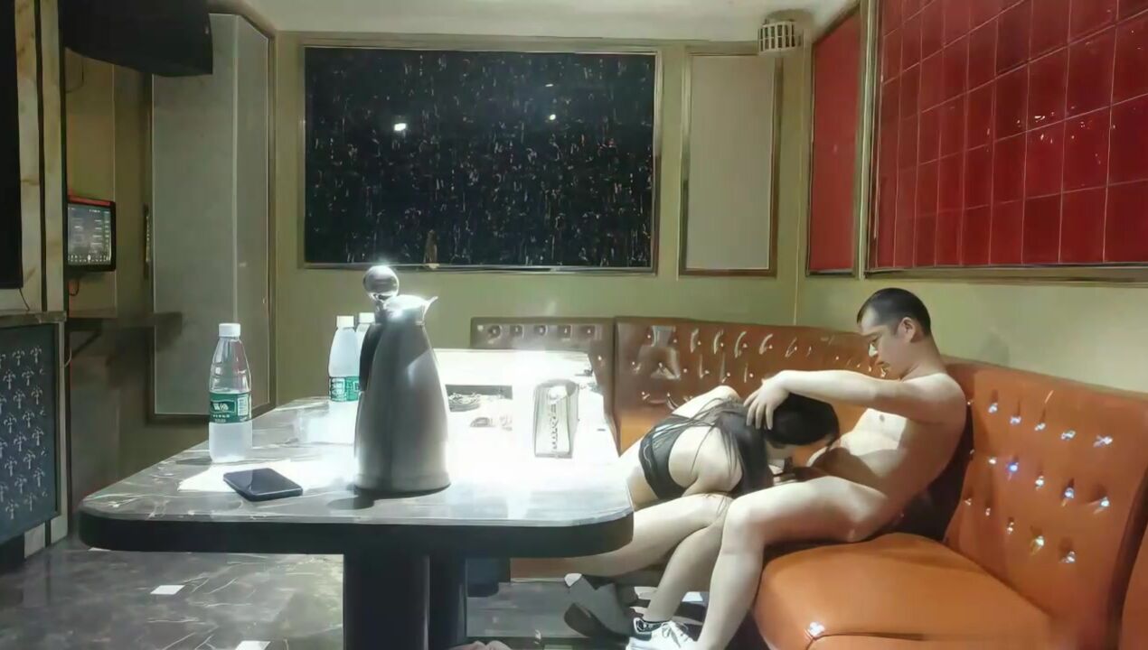 探花炮哥全网商K选妃一排美女灯红酒绿下裸体