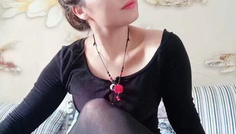 极品丰臀风骚少妇包房后入无套啪啪猛操冲刺