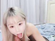 极品小妞用道具爆着菊花自己抠骚逼搞的冒白浆